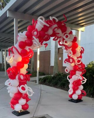 Curly Q upgraded classic arch for Edgewater High School Homecoming!

#balloons #balloondecor #balloonstylist #supportsmallbusiness #balloonslakeland #balloonsorlando #balloonarch #birthdayballoons #balloonstampa #balloonsdaytona #balloonslakemary #balloonmarquee #organicballoondecor #balloonswag #birthdaypartyideas #balloondelivery #graduationpartyideas #graduationballoons #eventdecorations