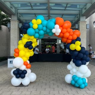 Check out this organic balloon arch we made for an event at UNIVERSITY TOWN CENTER with Mary Kenealy Events!

#balloons #balloondecor #balloonstylist #supportsmallbusiness #balloonslakeland #balloonsorlando #balloonarch #birthdayballoons #balloonstampa #balloonsdaytona #balloonslakemary #balloonmarquee #organicballoondecor #balloonswag #birthdaypartyideas #balloondelivery #graduationpartyideas #graduationballoons #eventdecorations