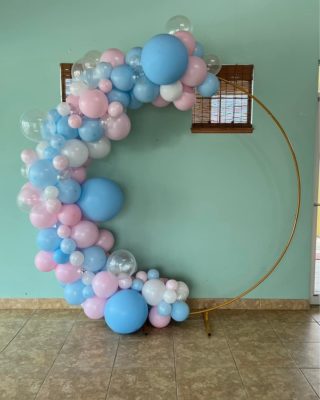 We made this organic balloon garland for an event with Perfect Day Productions this past weekend 
💗💙 
#balloons #balloondecor #balloonstylist #supportsmallbusiness #balloonslakeland #balloonsorlando #balloonarch #birthdayballoons #balloonstampa #balloonsdaytona #balloonslakemary #balloonmarquee #organicballoondecor #balloonswag #birthdaypartyideas #balloondelivery #graduationpartyideas #graduationballoons #eventdecorations