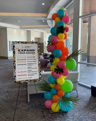 We love a tropical themed event! 
🌴 Holding onto this last month of summer and soaking up this Florida sun! ☀️

#balloons #balloondecor #balloonstylist #supportsmallbusiness #balloonslakeland #balloonsorlando #balloonarch #birthdayballoons #balloonstampa #balloonsdaytona #balloonslakemary #balloonmarquee #organicballoondecor #balloonswag #birthdaypartyideas #balloondelivery #graduationpartyideas #graduationballoons #eventdecorations